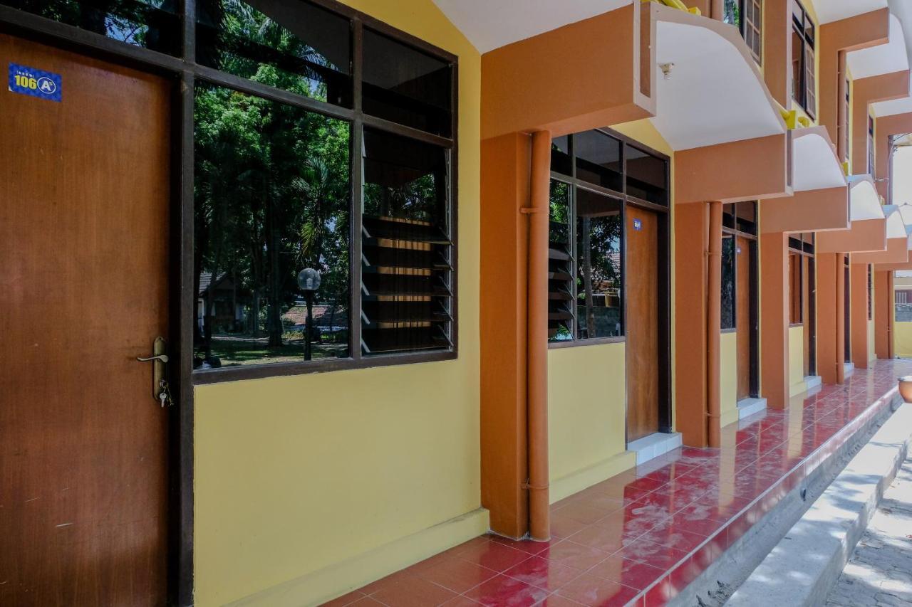 Oyo 1342 Uniga Malang Family Residence Exterior foto