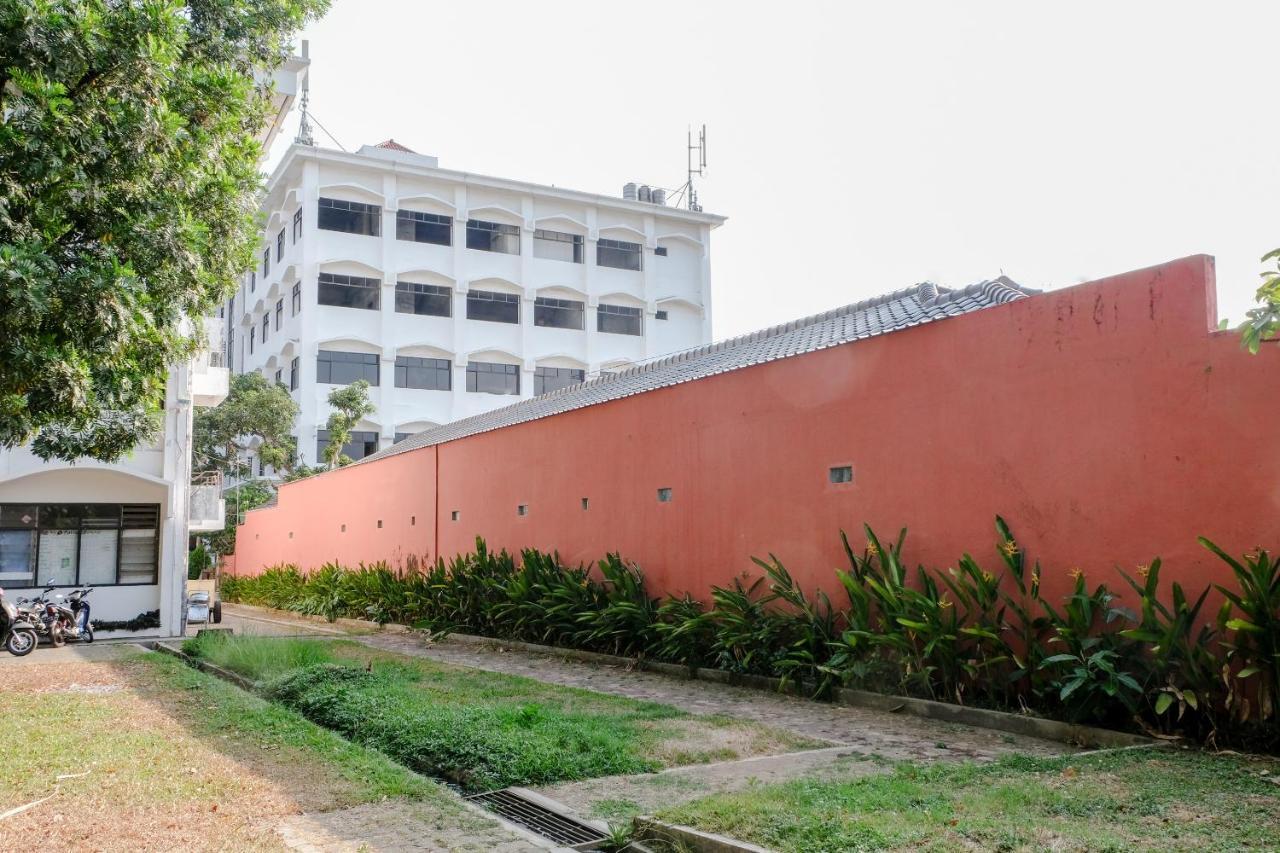 Oyo 1342 Uniga Malang Family Residence Exterior foto