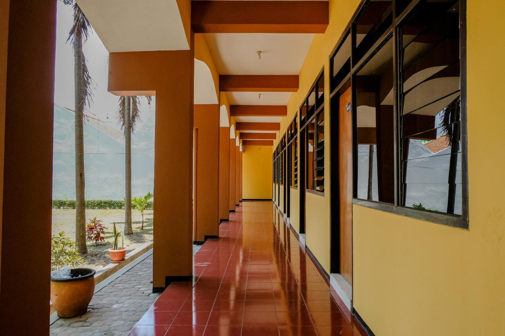 Oyo 1342 Uniga Malang Family Residence Exterior foto