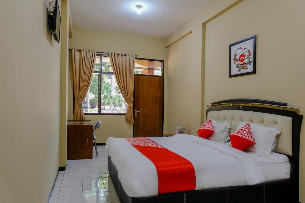 Oyo 1342 Uniga Malang Family Residence Exterior foto